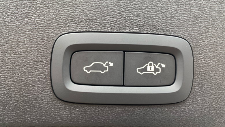 Volvo XC40 2.0 B4P Plus Black Edition 5dr Auto Petrol Estate